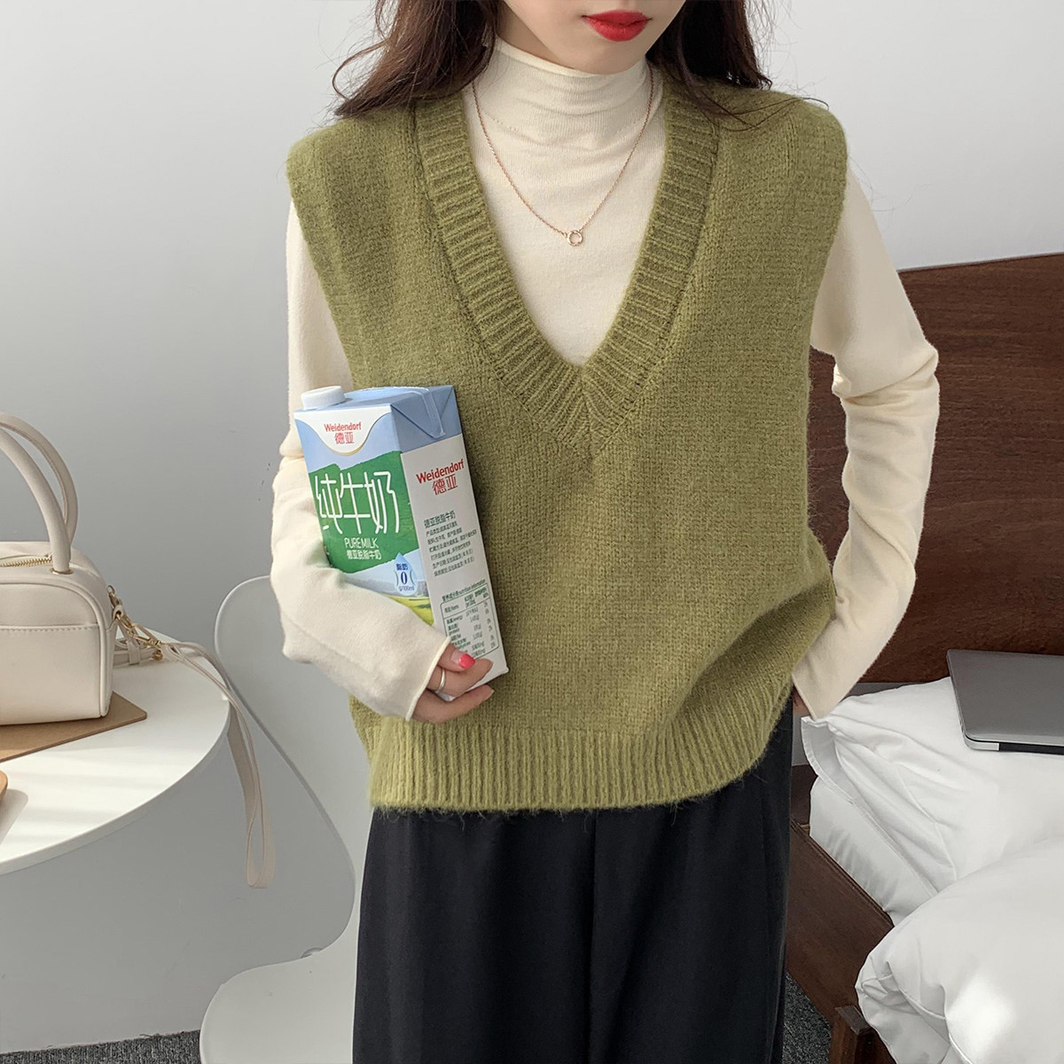 2022 early autumn new style small fragrance knitted vest women's autumn sweater layered outside the vest vest net red vest