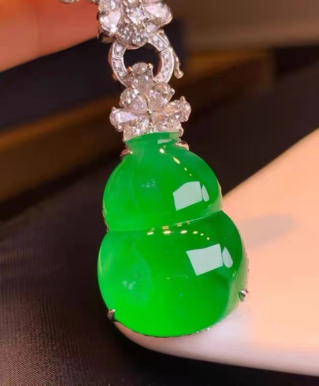 Natural Burmese ice jadeite gourd bean pendant old pit a goods Manyang green Guanyin Buddha jade pendant gold inlay