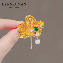 LYNNROMAN2022 New Pint Maple Leaf Brooch Female Personality Superior Feel Pin pin Anti-walk light cardigan accessories