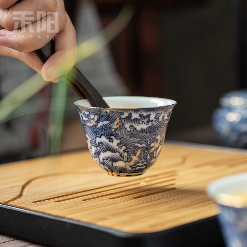 Blue and white porcelain cups send Yang kung fu tea set sample tea cup manually set of gold craft high dehua white porcelain cup master