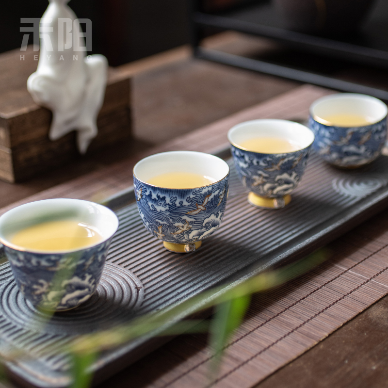Blue and white porcelain cups send Yang kung fu tea set sample tea cup manually set of gold craft high dehua white porcelain cup master