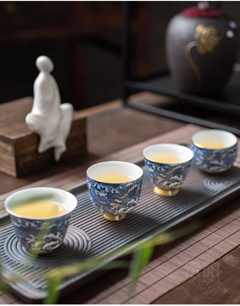 Blue and white porcelain cups send Yang kung fu tea set sample tea cup manually set of gold craft high dehua white porcelain cup master