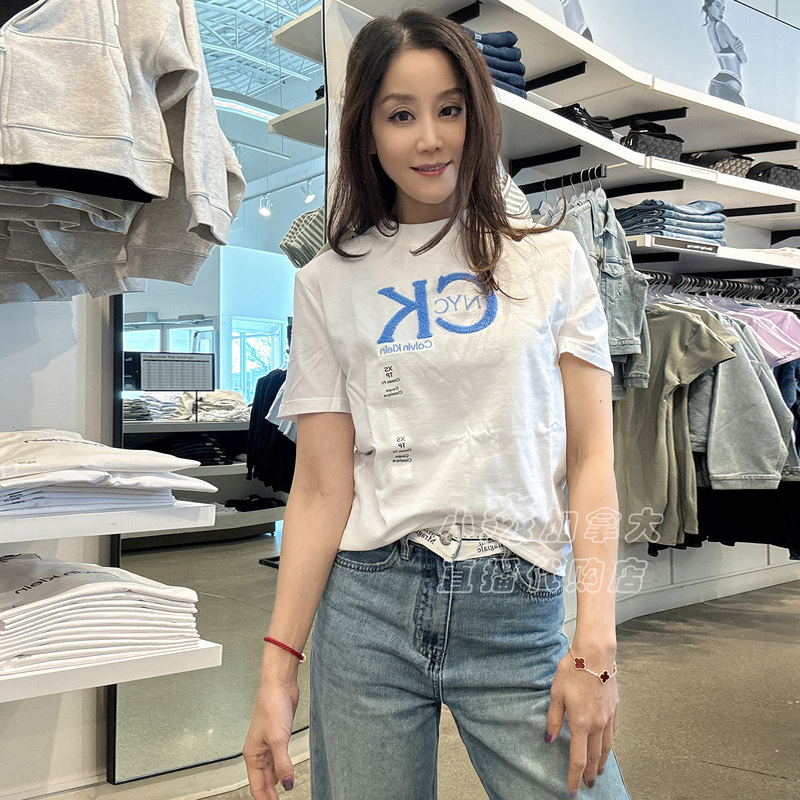 Calvin Klein Ck New Women's Summer Versatile Fashion Velvet Large Logo Round Neck Short-Sleeved T-Shirt Calvin Klein Ck New Women's Summer Versatile Fashion Velvet Large Logo Round Neck Short-Sleeved T-Shirt