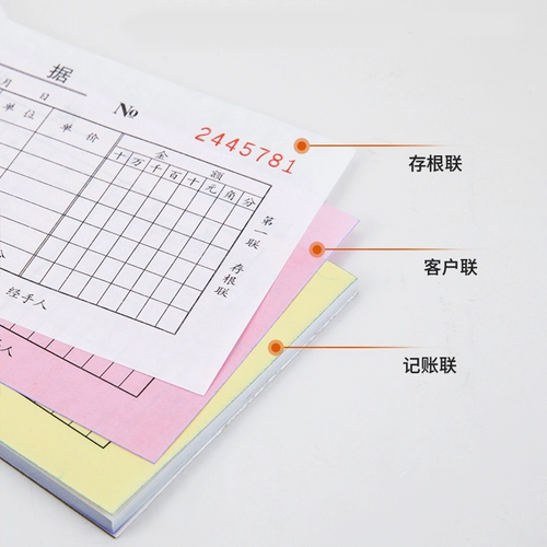 Deli Li, выполняющий большую полученную полученную книгу без углерода.