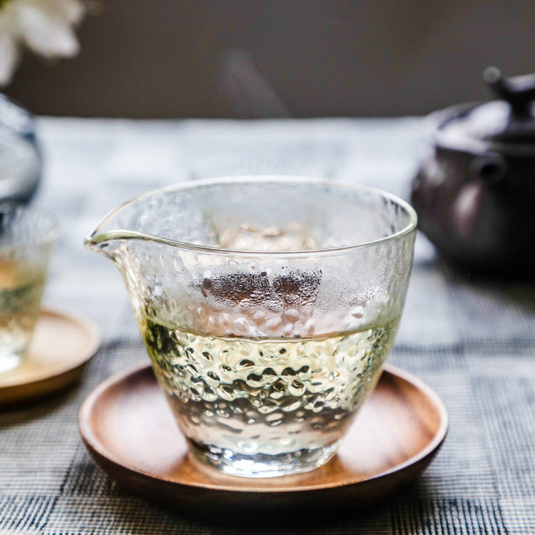 Heat resistant glass fair cup Japanese style hammer thickened large tea sea tea leak Home Tea Instrumental creative artisanal tin flowers