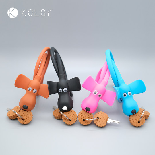 Kolor puppy eats biscuits without damaging car lock