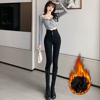 Черный пушистый