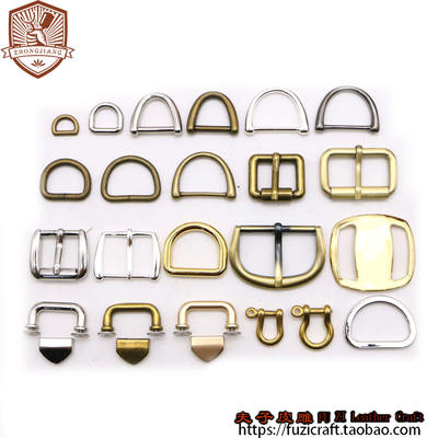 The domestic hardware accessories for luggage and bags, such as the D buckle, are made of Fuzi leather carving