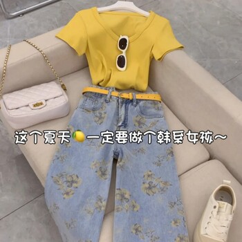 Korean Style Spicy Girl Outfit: Pure and Alluring Yellow Short-Sleeve T-Shirt Top with a High-Waisted Floral Denim Wide-Leg Pants Design