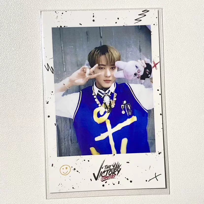 Официальный небольшой настольный календарь Stray Kids SKZOO с фотографиями SKZ Huang Yanchen Li Longyi Li Yanhao