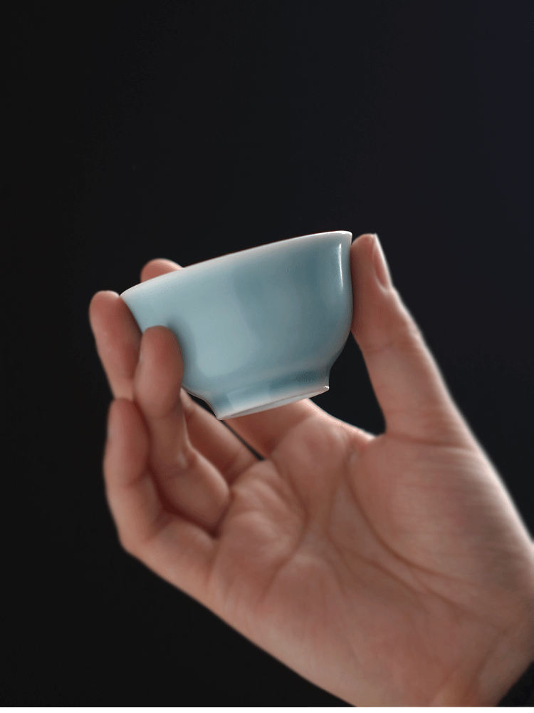 Bright to taste tea cup single jingdezhen ceramic female kung fu tea set manual Chinese style household small tea masters cup