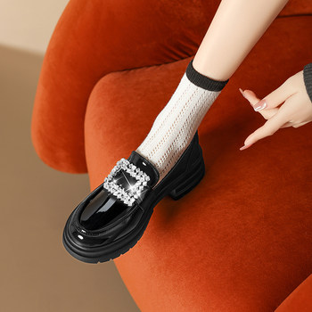 Thousands of pairs of soft-soled, versatile rhinestone leather shoes are on sale