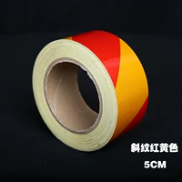 Красная и желтая диагональная линия