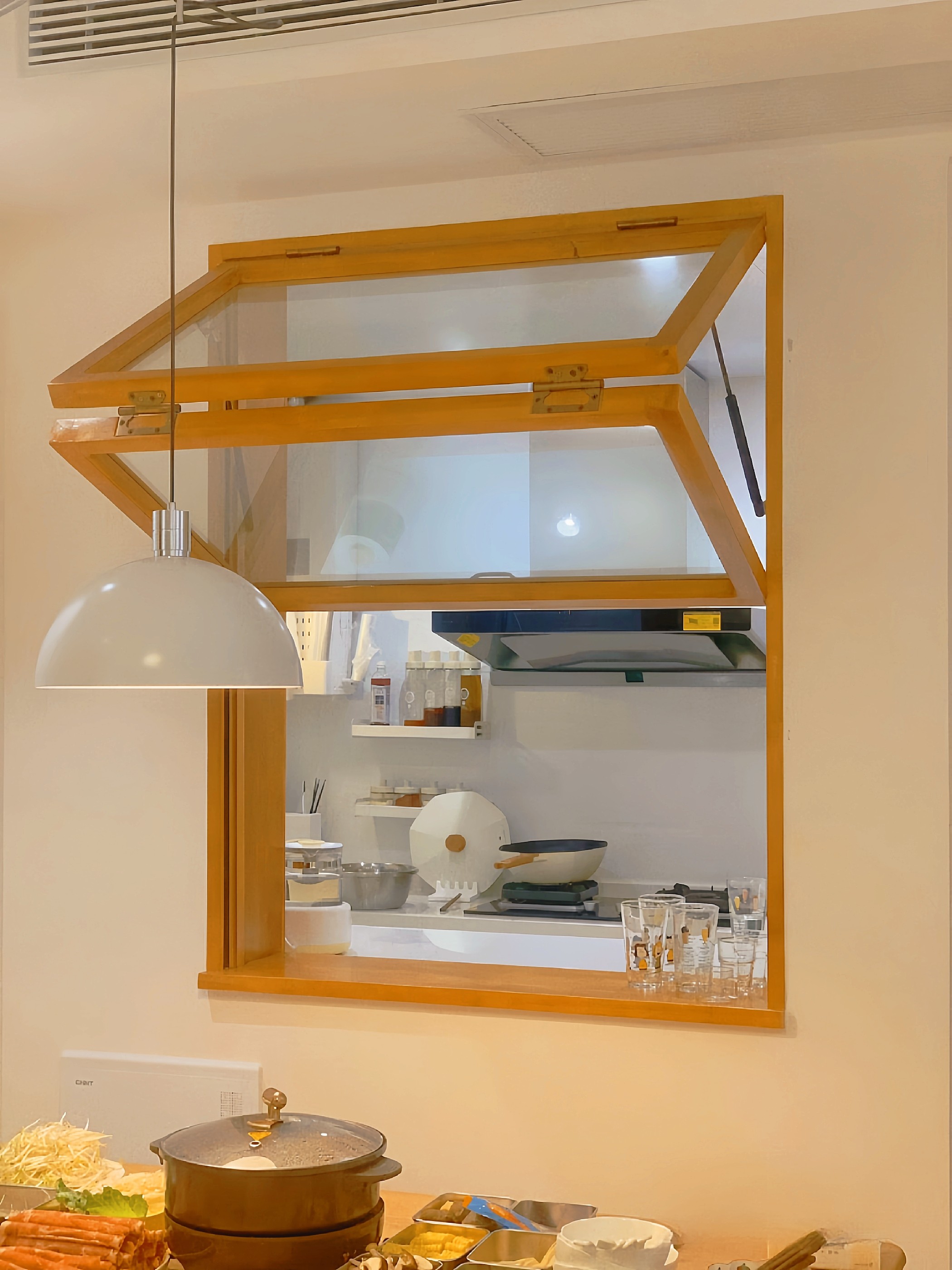 封阳台全景上下折叠推拉窗：网红定制，左右实木玻璃外翻隔断，咖啡店风席卷而来！