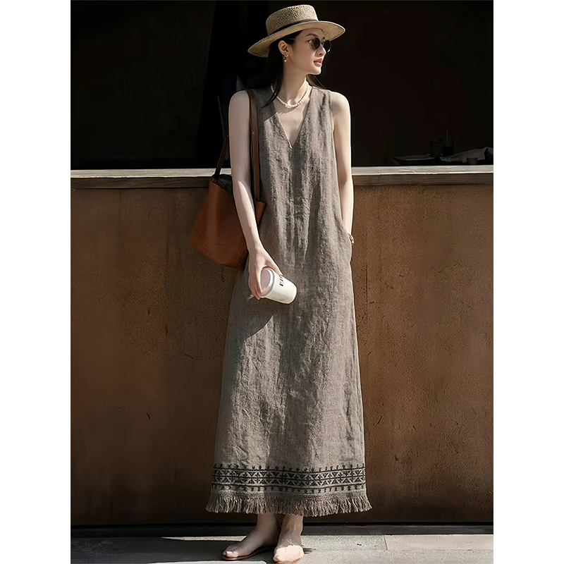 Fashionable and Age-Reducing Old Money Style Sleeveless Dress for Women, New Summer Model with Light Luxury Tassel Design, Loose Fit and Slimming Tank Dress Fashionable and Age-Reducing Old Money Style Sleeveless Dress for Women, New Summer Model with Light Luxury Tassel Design, Loose Fit and Slimming Tank Dress