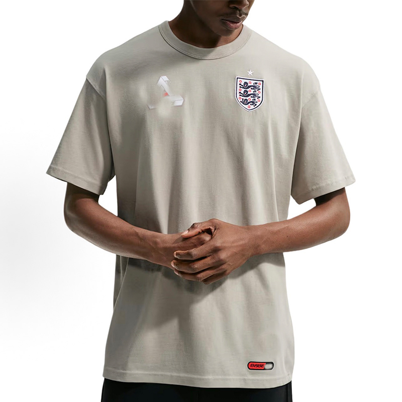 Palace X England Team Three-Party Collaboration Heavy-Weight Short-Sleeve Crew Neck Pullover T-Shirt with Embroidered Three Lions Badge on the Chest