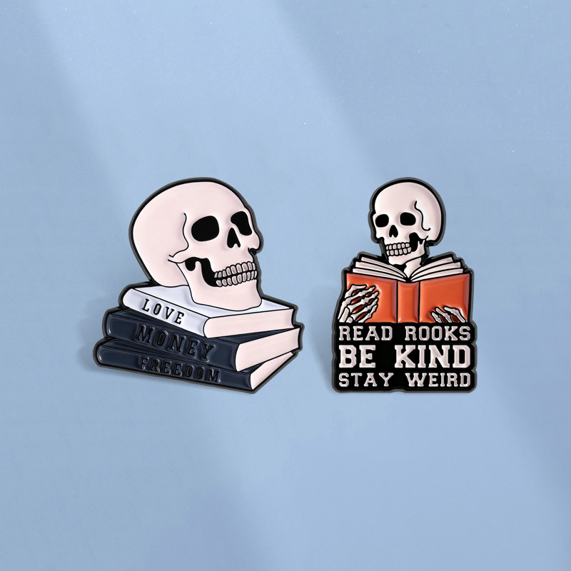 Creative European and American style skull book brooch, personalized reading skull badge, metal emblem, student backpack pencil case accessory