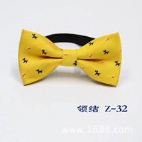 Модный щенок желтого кошки