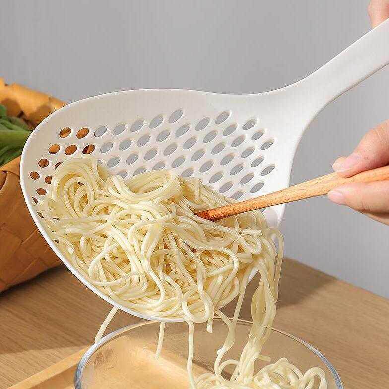 Japanese household large colander mix noodles with high temperature resistance long handle non-slip dumplings wonton soup dumplings spicy scalding filter drain spoon