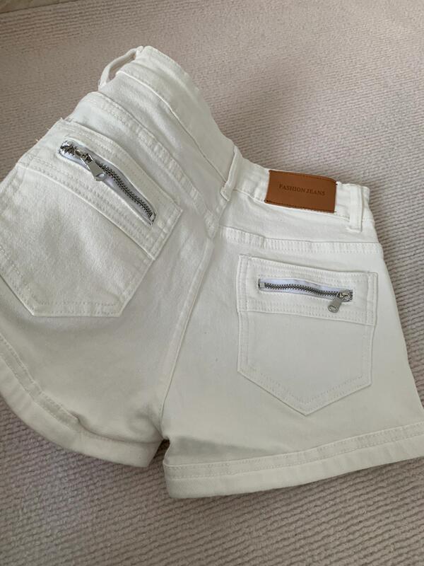 Designed White Denim Shorts for Women, New Summer Style, American Retro High-Waisted, Slimming, Light-Colored, Versatile Ultra-Short Hot Pants