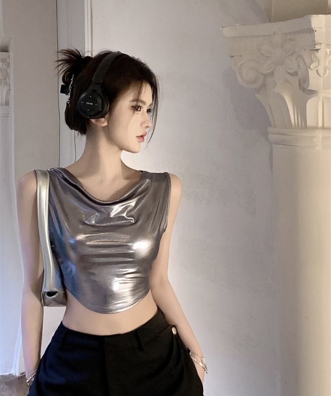Summer New Style Cool and Sexy Halter Neck Curved Hem Tank Top for Women, Tight-Fitting Short Crop Top That Exposes the Belly Button, Silver Trendy Top Summer New Style Cool and Sexy Halter Neck Curved Hem Tank Top for Women, Tight-Fitting Short Crop Top That Exposes the Belly Button, Silver Trendy Top