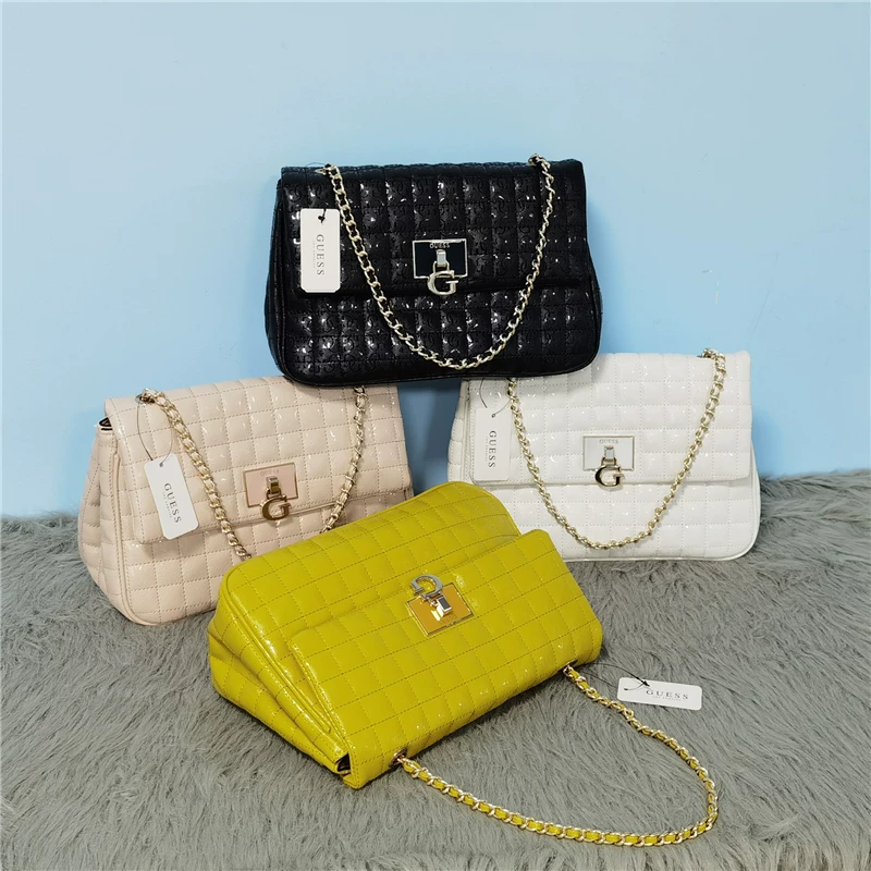 Сумка женская Guess: сумка через плечо с подтяжкой рук — лёгкая клейкая надписная поверхность, большая вместимость, цепочка