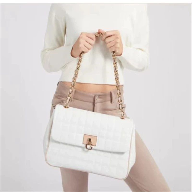 Сумка женская Guess: сумка через плечо с подтяжкой рук — лёгкая клейкая надписная поверхность, большая вместимость, цепочка