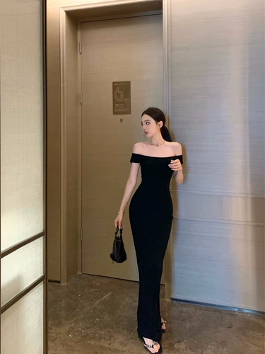 Летнее черное платье, длинная юбка, открытые плечи, облегающий крой, крой «рыбий хвост», в обтяжку, с акцентом на бедрах