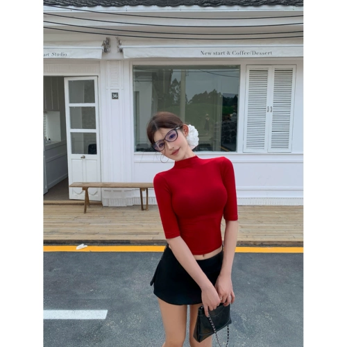 Белая цветная летняя футболка, высокий воротник, короткий рукав, с рукавом, в обтяжку