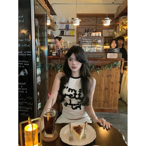 Белая дизайнерская майка топ, облегающий крой, тренд сезона, по фигуре