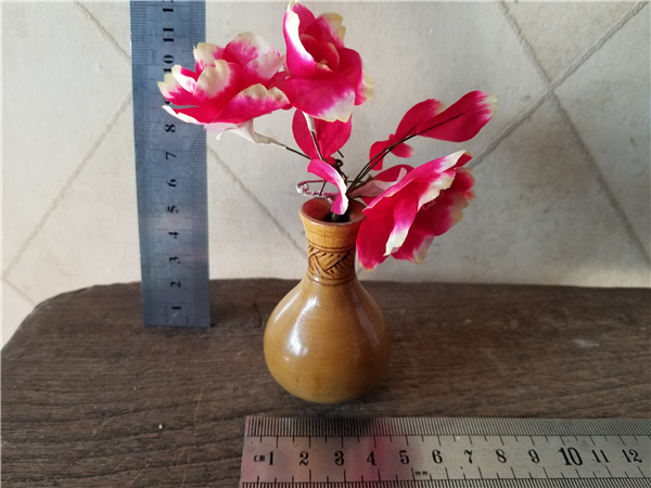 80s Real Price Vase Pendulum with small vase in the shape of a vase