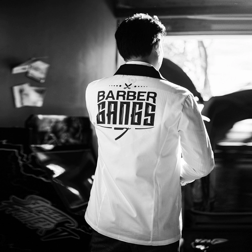 Пользовательский логотип Специальная стрельба для парикмахерской рабочей одежды парикмахерская рабочая одежда, парикмахерская ретро -мода свободная версия рабочей одежды