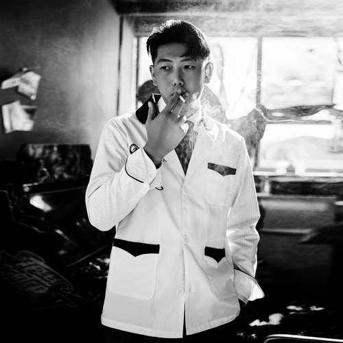 Пользовательский логотип Специальная стрельба для парикмахерской рабочей одежды парикмахерская рабочая одежда, парикмахерская ретро -мода свободная версия рабочей одежды