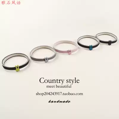 Little ancestor hand couple to her boyfriend wearing a small holster long-distance love small rubber band to give boyfriend Hairband note