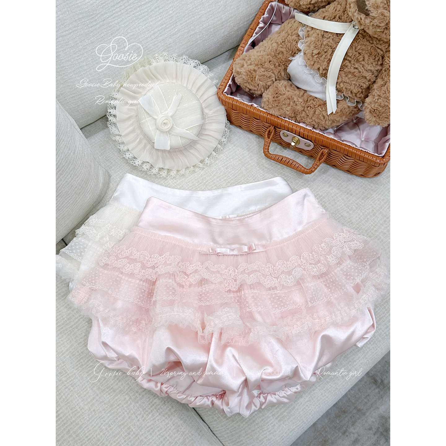 Sweet and alluring summer style lace-trimmed high-waisted slimming pumpkin-shaped shorts with a bow.