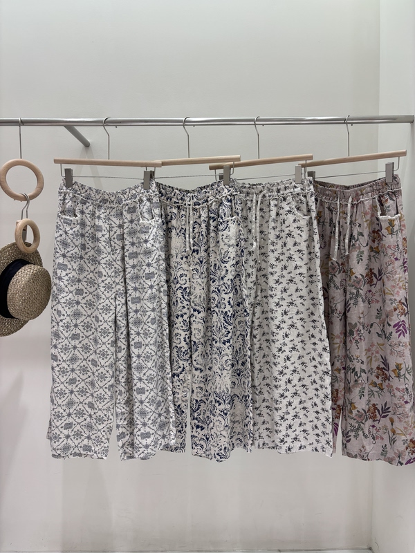 M2595-3 Double Rain Dew 14-Strand Hemp Gold Pants Printed Wide-Leg Pants Length 93 Hip Circumference 130 Waist Circumference 68-114 M2595-3 Double Rain Dew 14-Strand Hemp Gold Pants Printed Wide-Leg Pants Length 93 Hip Circumference 130 Waist Circumference 68-114