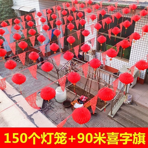 Латте-арт красочные флаги треугольные веревочные флаги за пределами сельской местности висящие флаги место проведения торжества красные фонари фасад стройплощадки праздничная свадьба