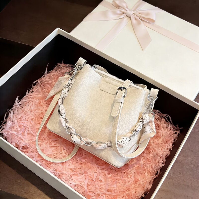 Spring and Summer White Bag for Women 2026 New Commuter Bag Super Popular Small Work Bag Bucket Bag Women's Crossbody Bag
