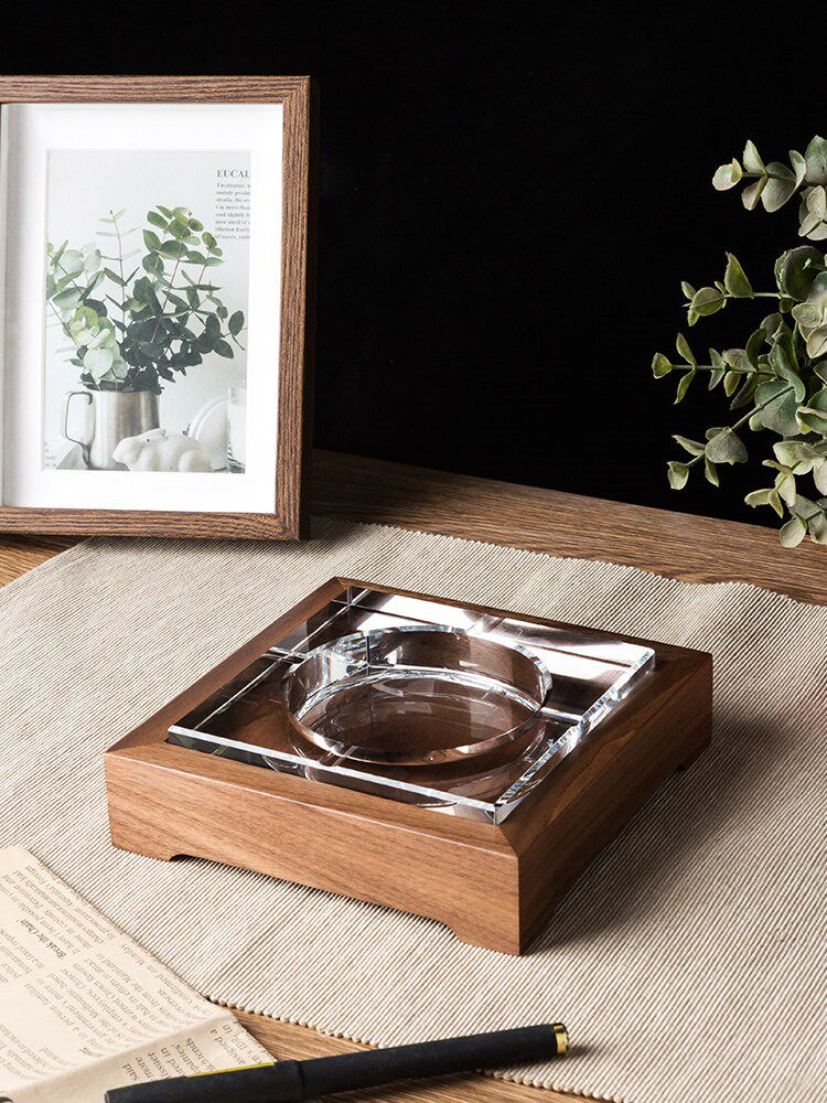 Black walnut wood solid wood ashtray household anti-fly ash atmosphere high grade creative crystal cylinder retro-superior sense