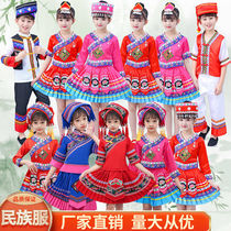 March Three childrens feuds in Guangxi Zhuang costume children cast out to serve male and female children of the Miao Yi ethnic group of the Miao Yi ethnic group
