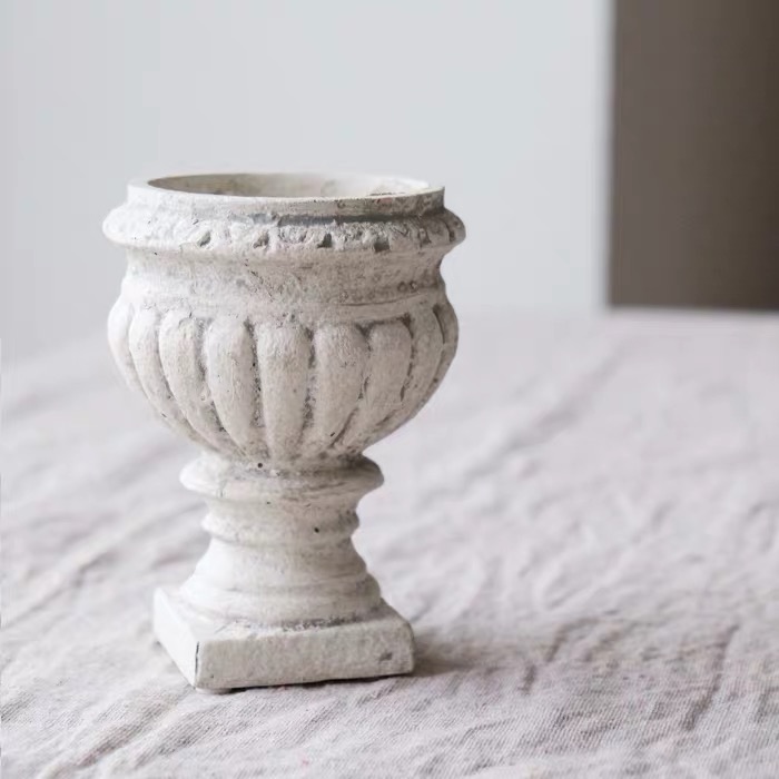 探寻复古自然之美：美式破旧铁艺花器的秘密