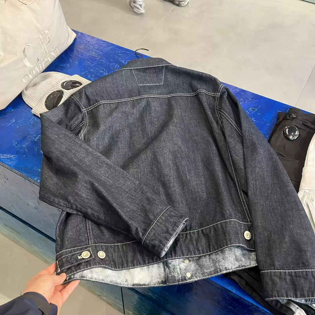 Мужско-женская куртка в одном стиле из денима с эффектом distressed, возврату не подлежит