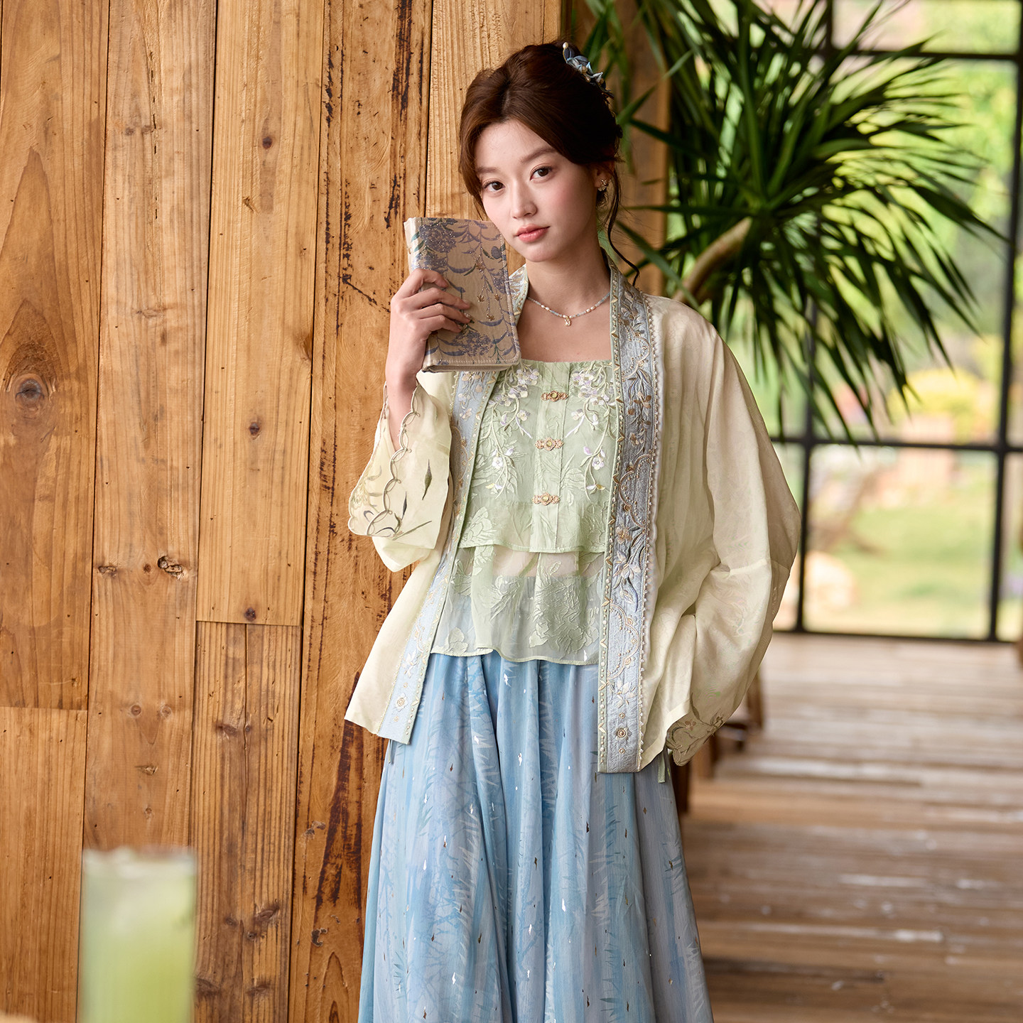 十三小豆 [英青光] 夏用テンセル刺繍オフショルダーカーディガン 新中国風レディーススーツ