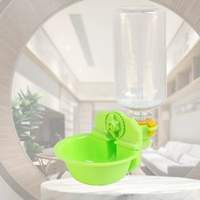 Зеленая труба поставляется с бутылкой с водой.