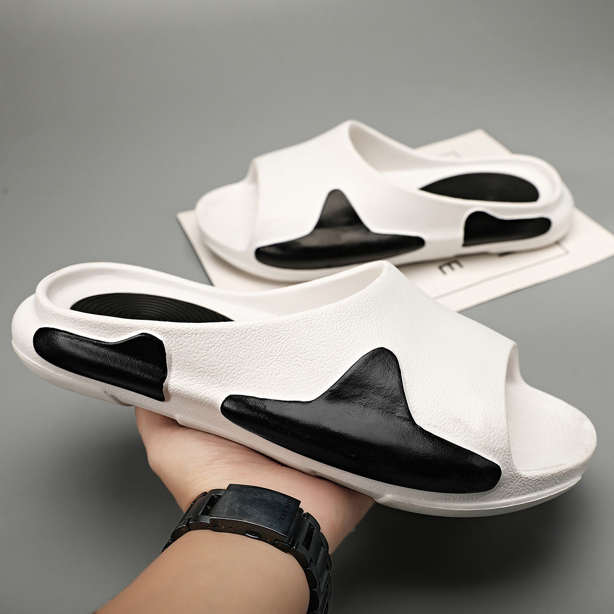 Slippers male currents wear thick bottom sports casual men in tow Summer 2022 new personality beach sandals