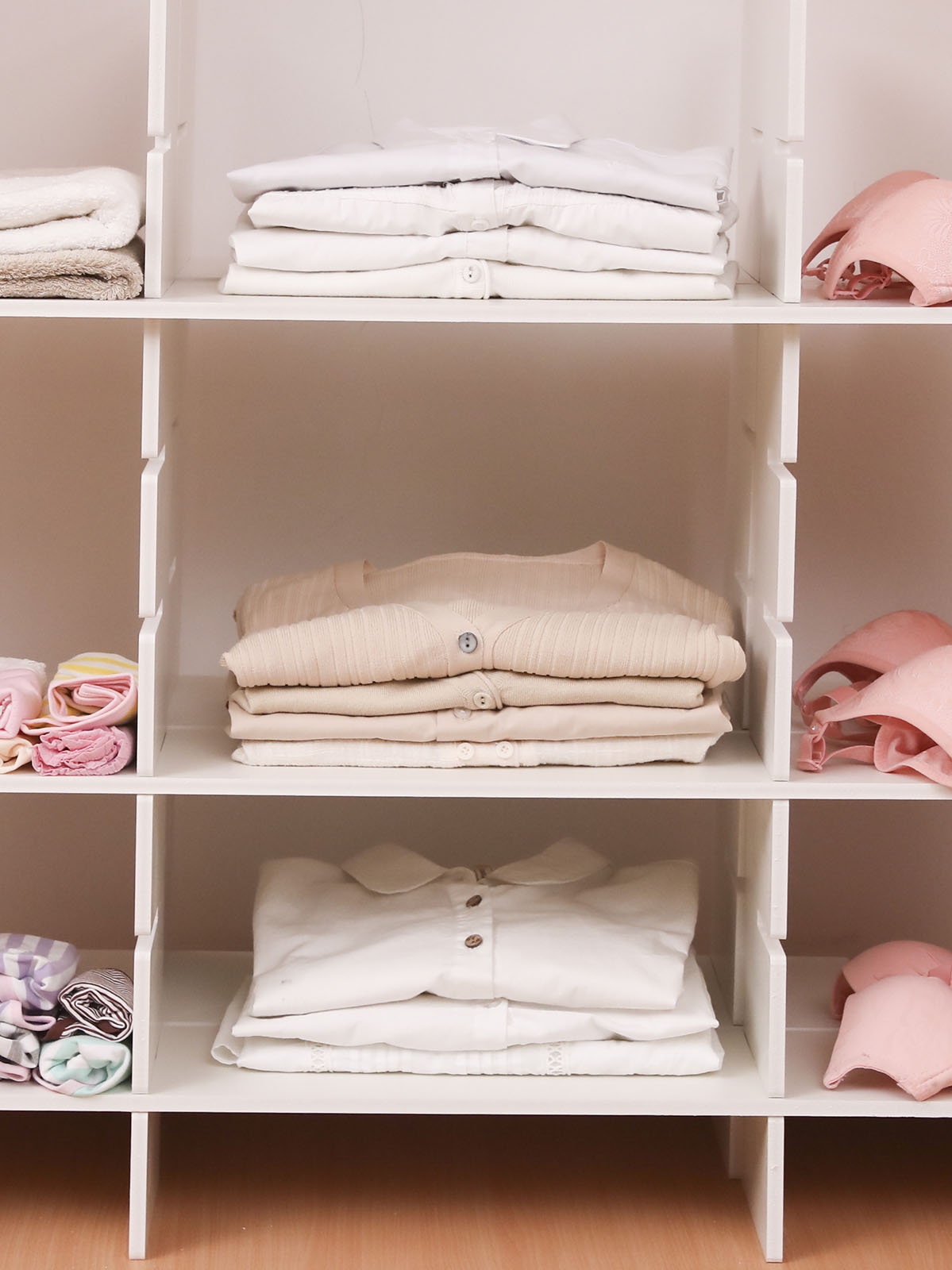 Wardrobe partition board Clothes storage vertical partition board Free combination frame Layered isolation artifact divided into partitions Nail-free