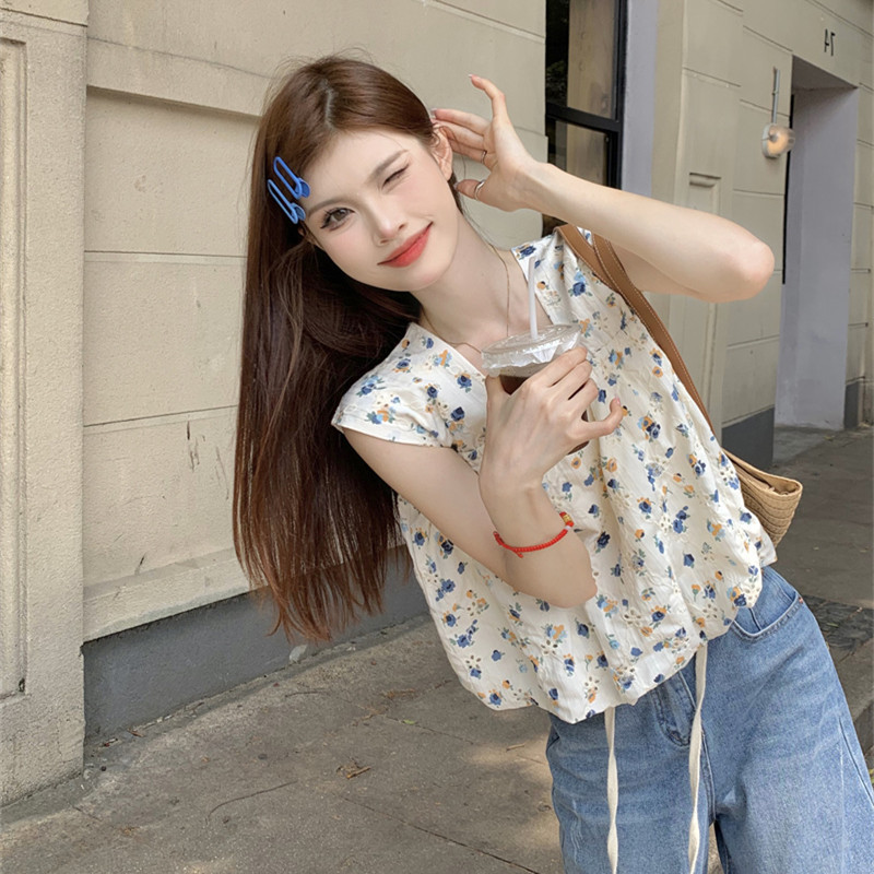 Sleeveless Square-Neck Floral Camisole for Women, Summer 2026 New Style, Loose Fit, Slimming, Short Top for Petite Figures, Outerwear Sleeveless Square-Neck Floral Camisole for Women, Summer 2026 New Style, Loose Fit, Slimming, Short Top for Petite Figures, Outerwear