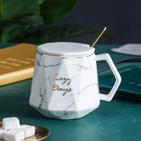 Белая геометрическая чашка (с крышкой ложкой)