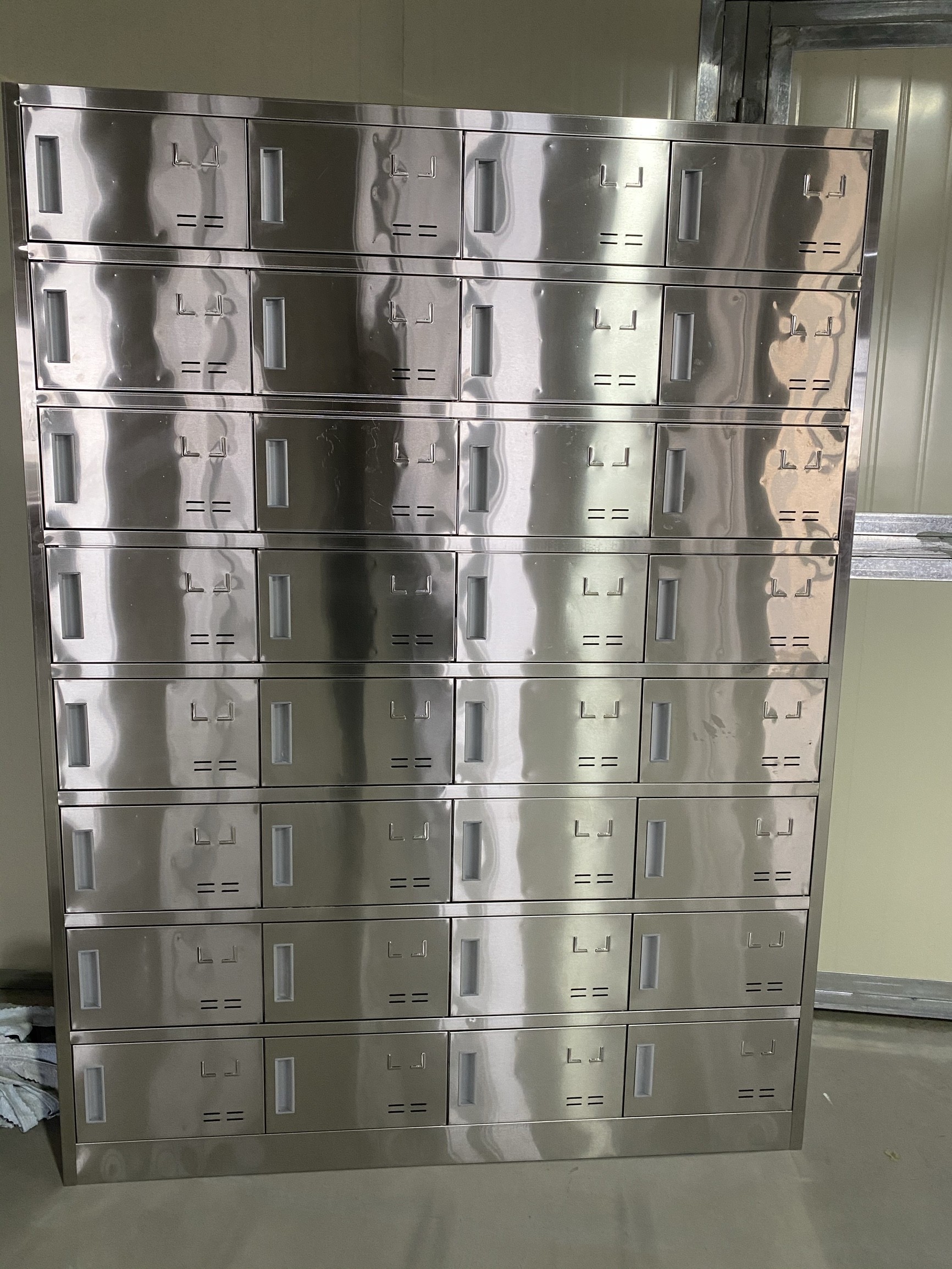 定制304不锈钢32门更衣柜食堂员工碗柜餐具柜学校磁吸门储物柜子