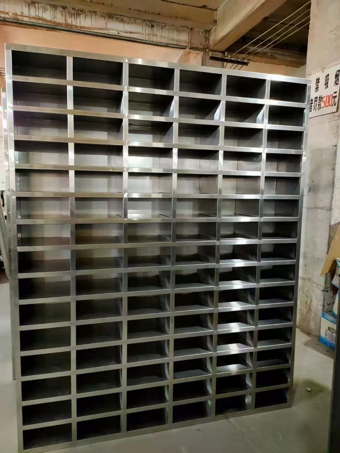 定制304不锈钢90格碗柜学校食堂多格餐具柜无尘车间鞋柜储物柜子